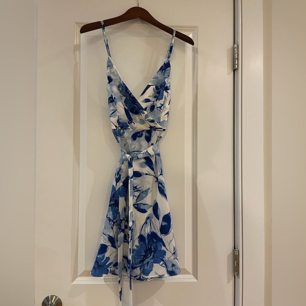 Lulu’s size small beautiful blue and white dress
